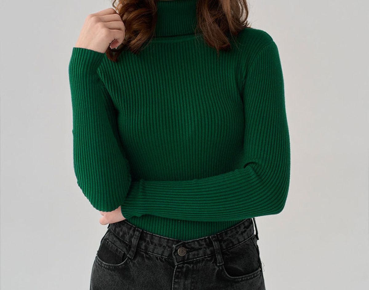 Emerald Green women's slim-fit ribbed mock-neck sweater