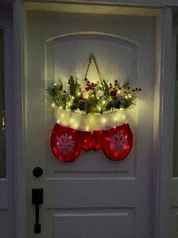 Animated demonstration of the lighted Christmas mitten wreath