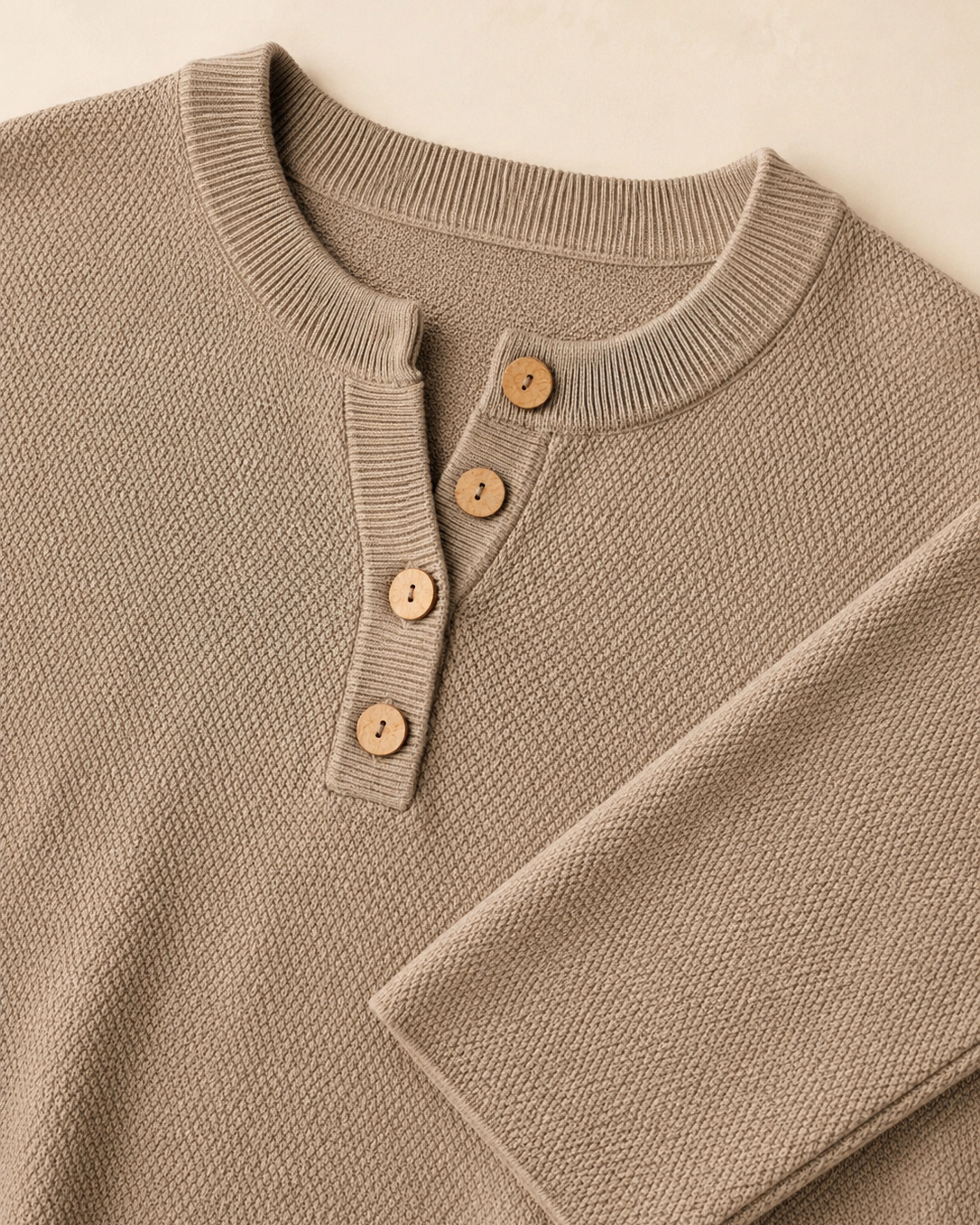 detail neckline sleeve