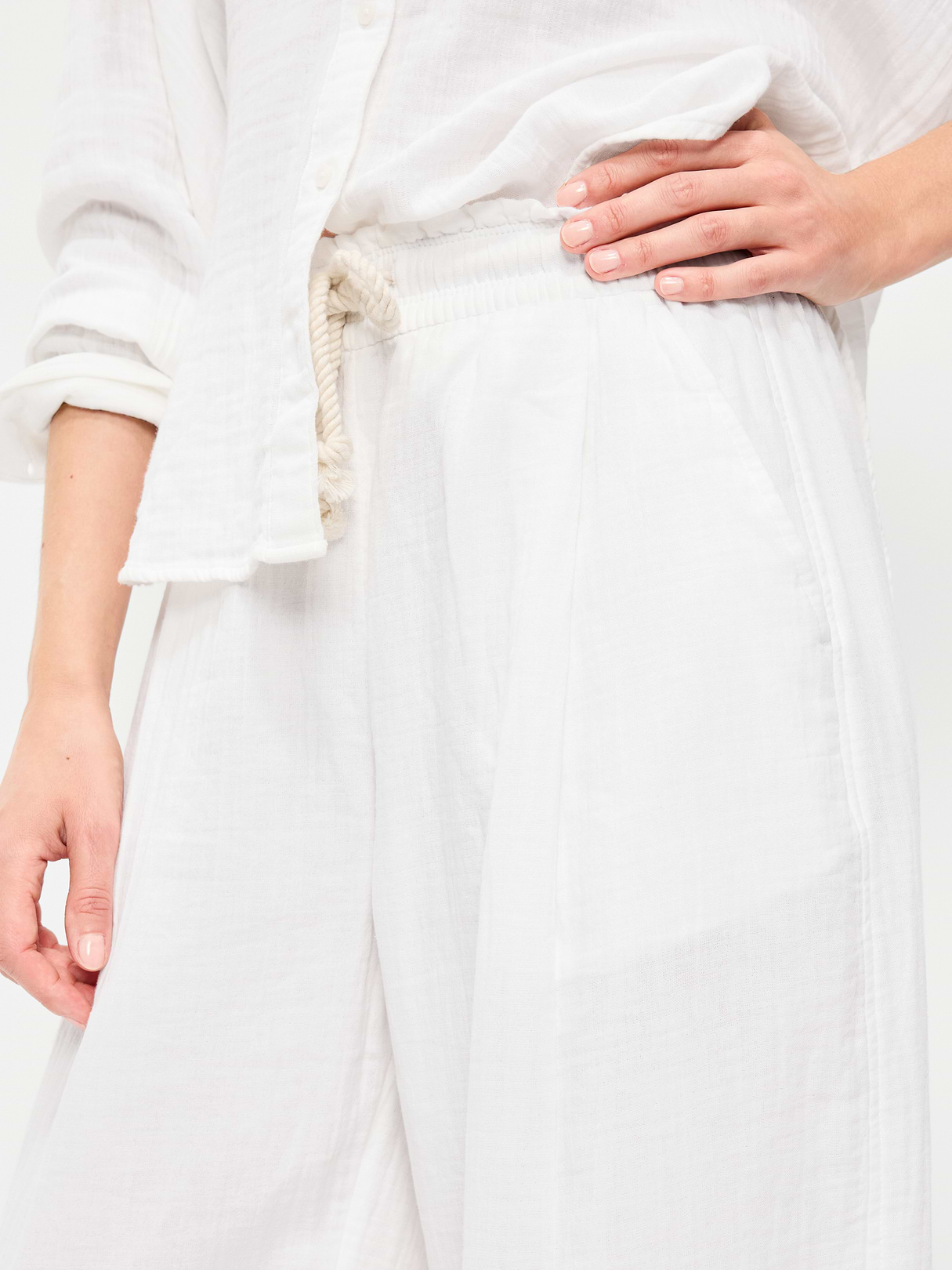 High-Waisted Crinkle Gauze Barrel Ankle Pants - White Lilies