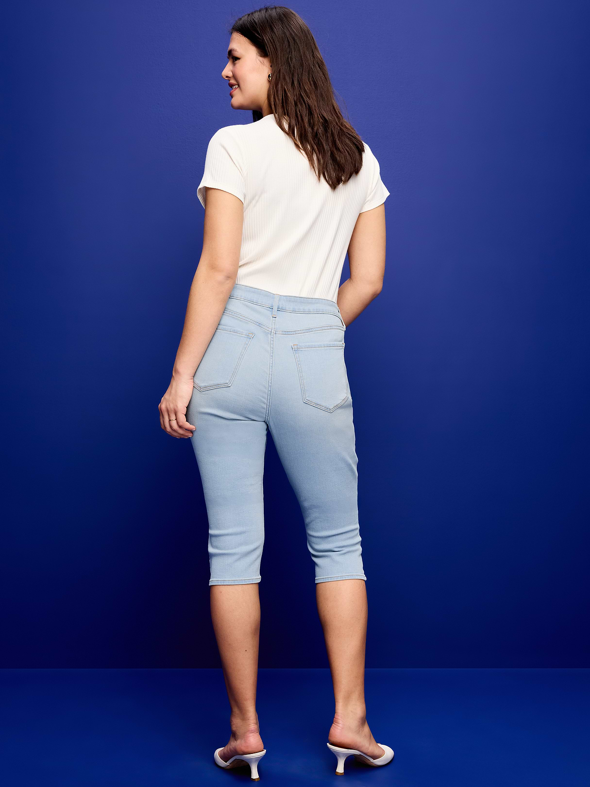High-Waisted Wow Capri Jeans - Light Wash