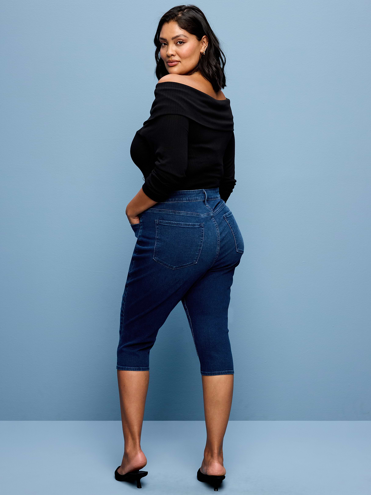 High-Waisted Wow Capri Jeans - Dark Wash