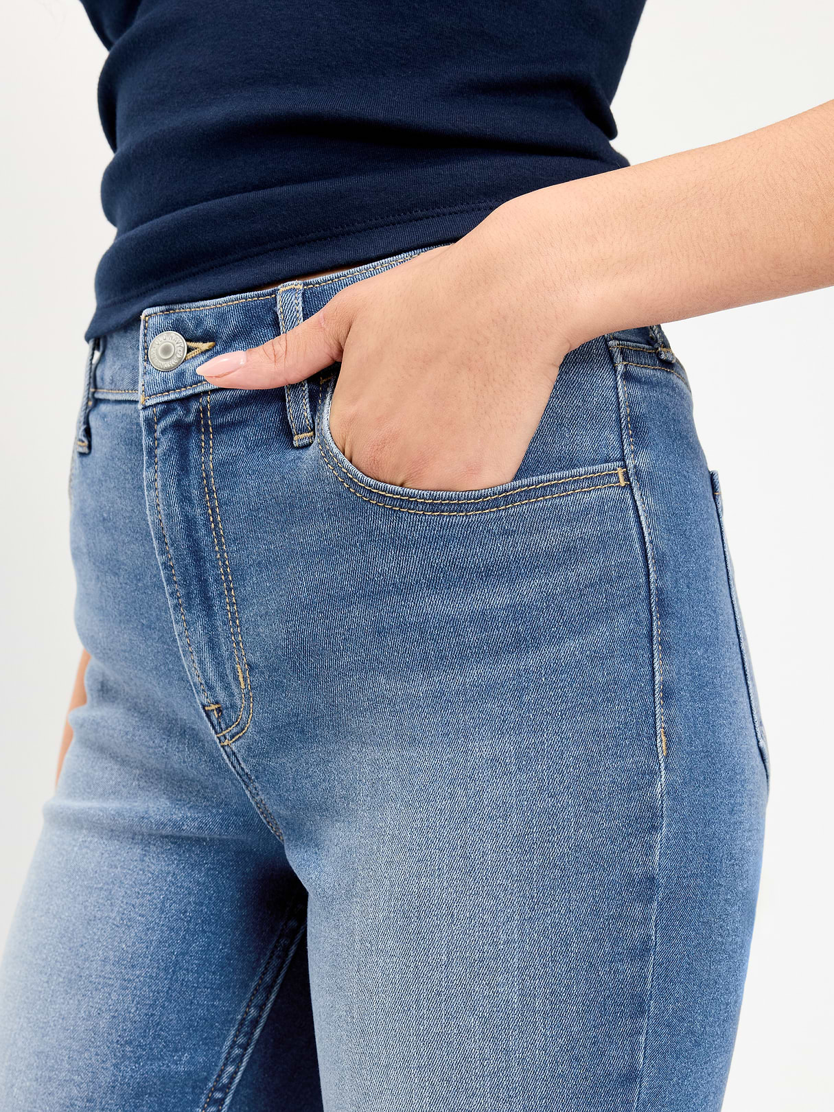 High-Waisted Wow Capri Jeans - Medium Blue Wash
