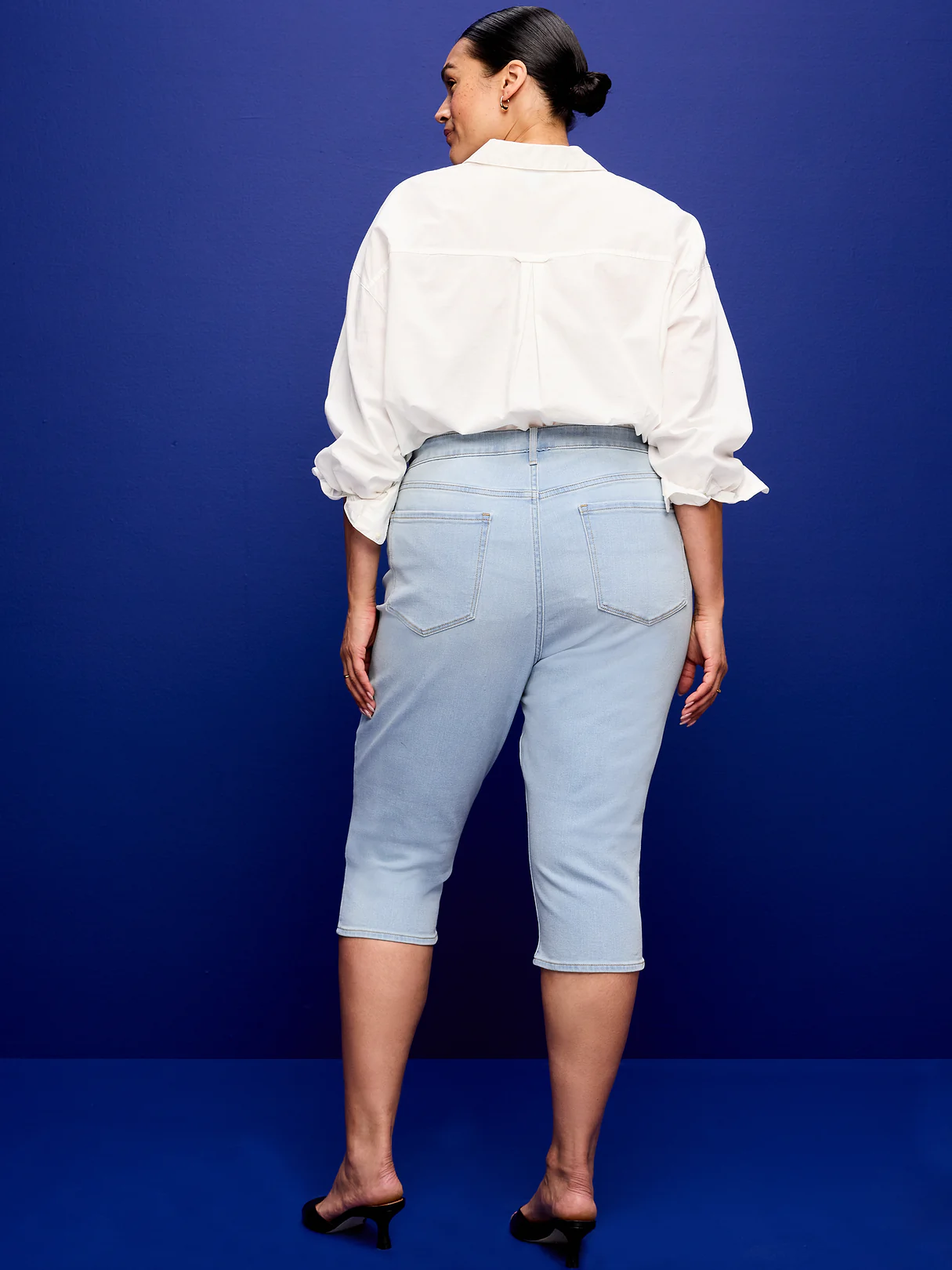 High-Waisted Wow Capri Jeans - Light Wash