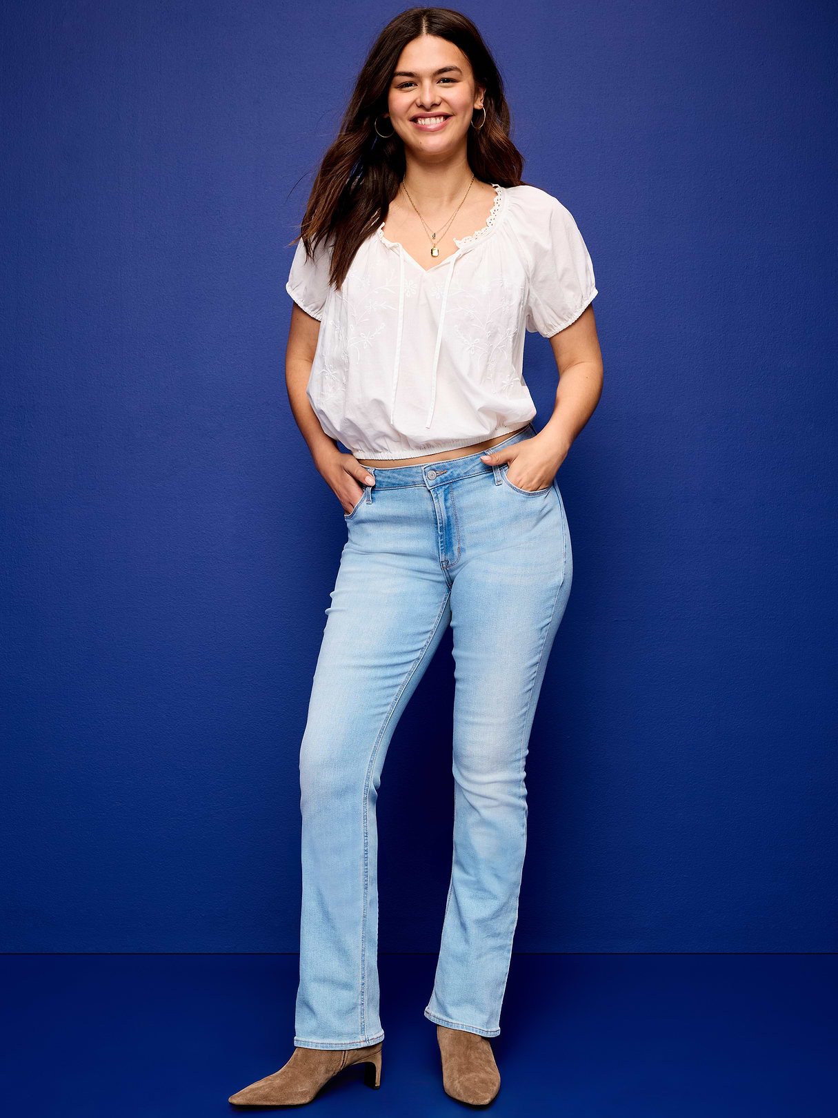 Mid-Rise Wow Boot-Cut Jeans - Light Wash