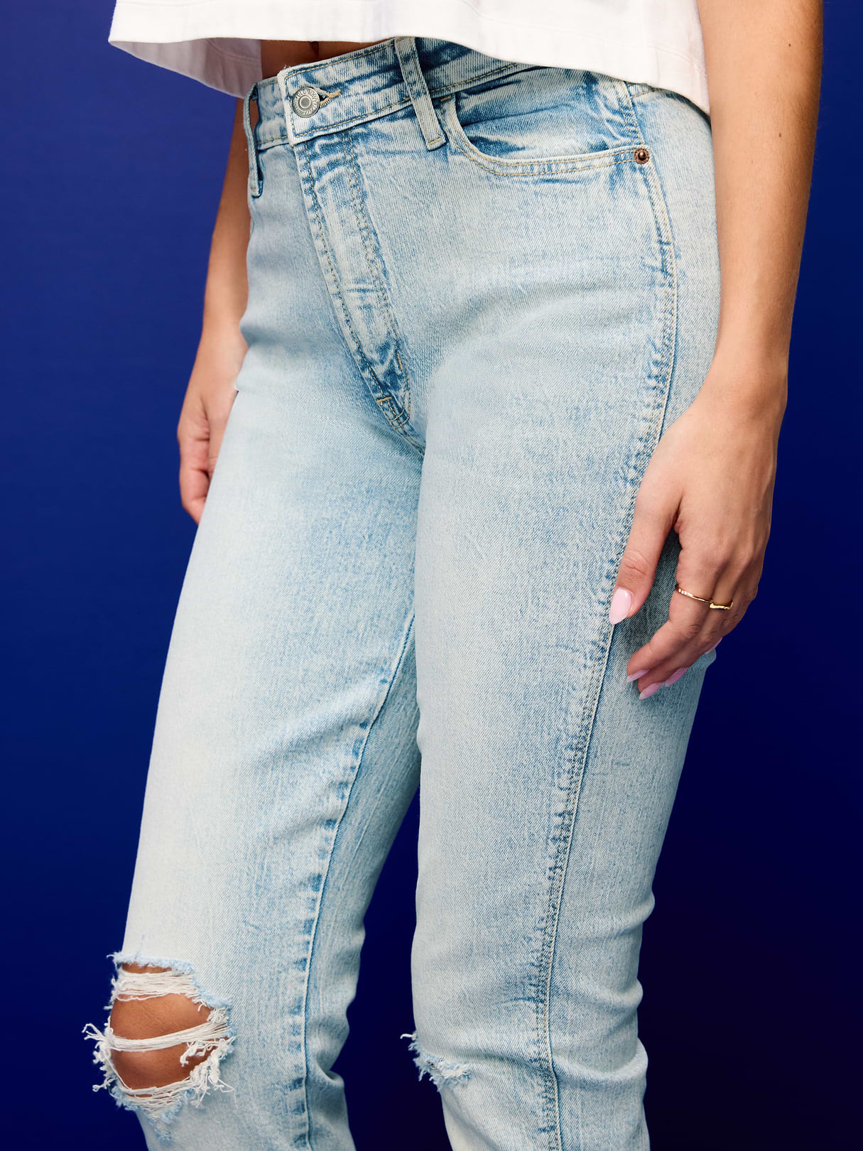High-Waisted Vintage Slim Jeans - Ripped Light Wash