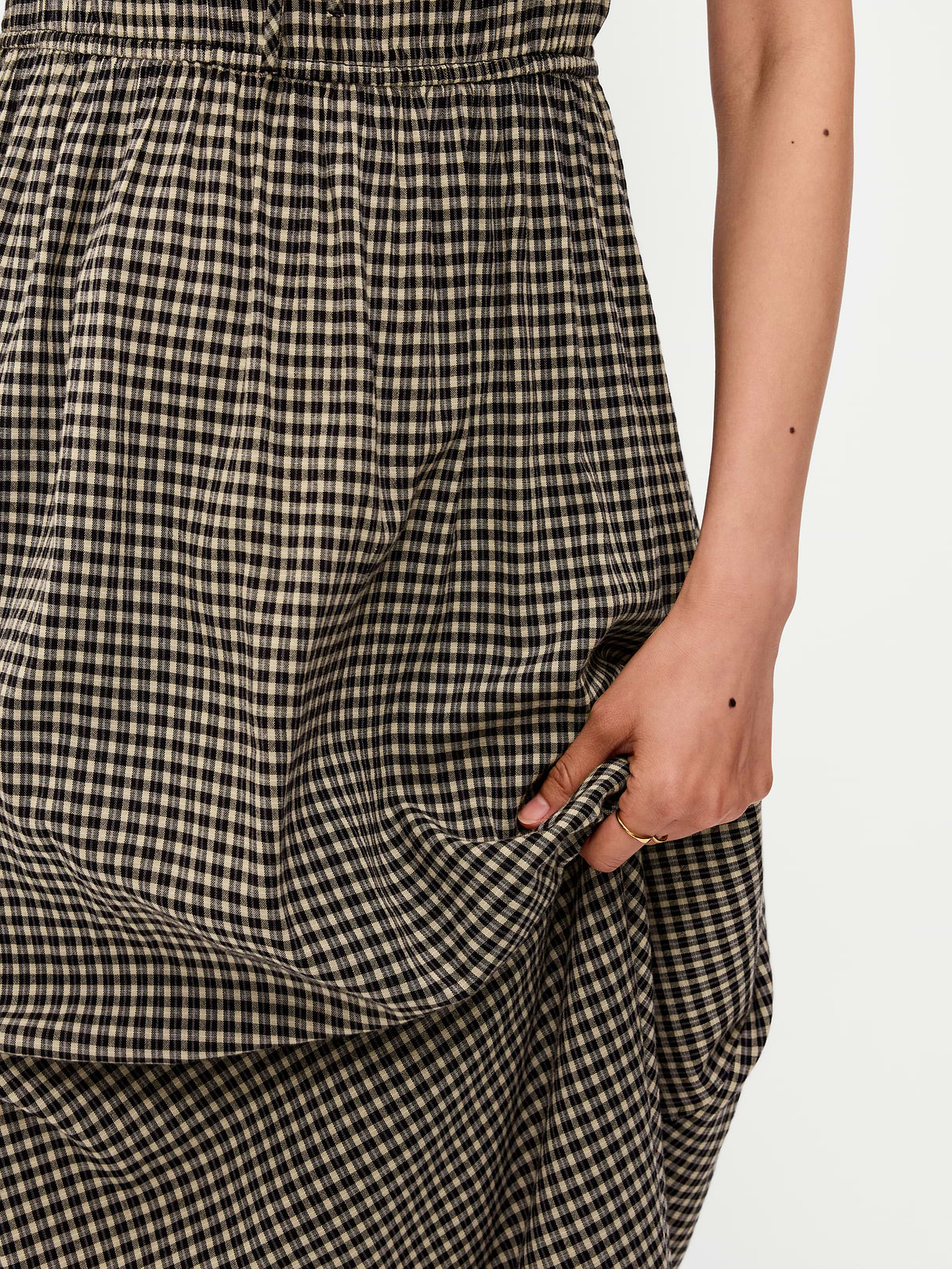 Ruffle-Collar Boho Maxi Dress - Small Black Plaid