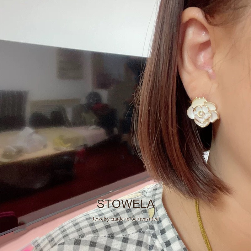 Lumière Floral Pearl Clip-On Earrings product image 2
