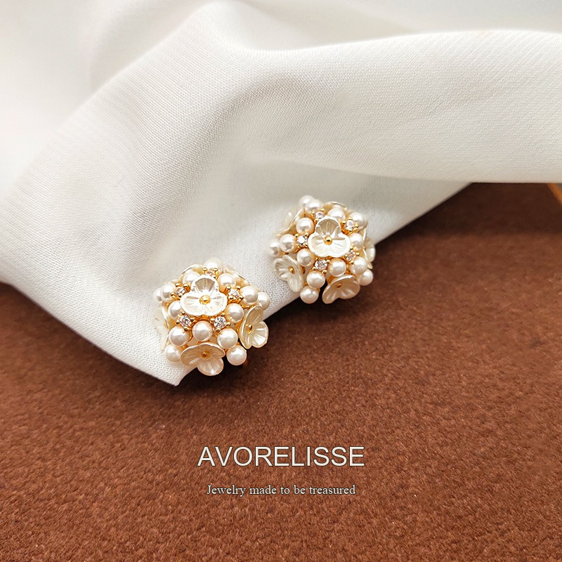 Élan Shell Pearl Clip-On Earrings product image 2