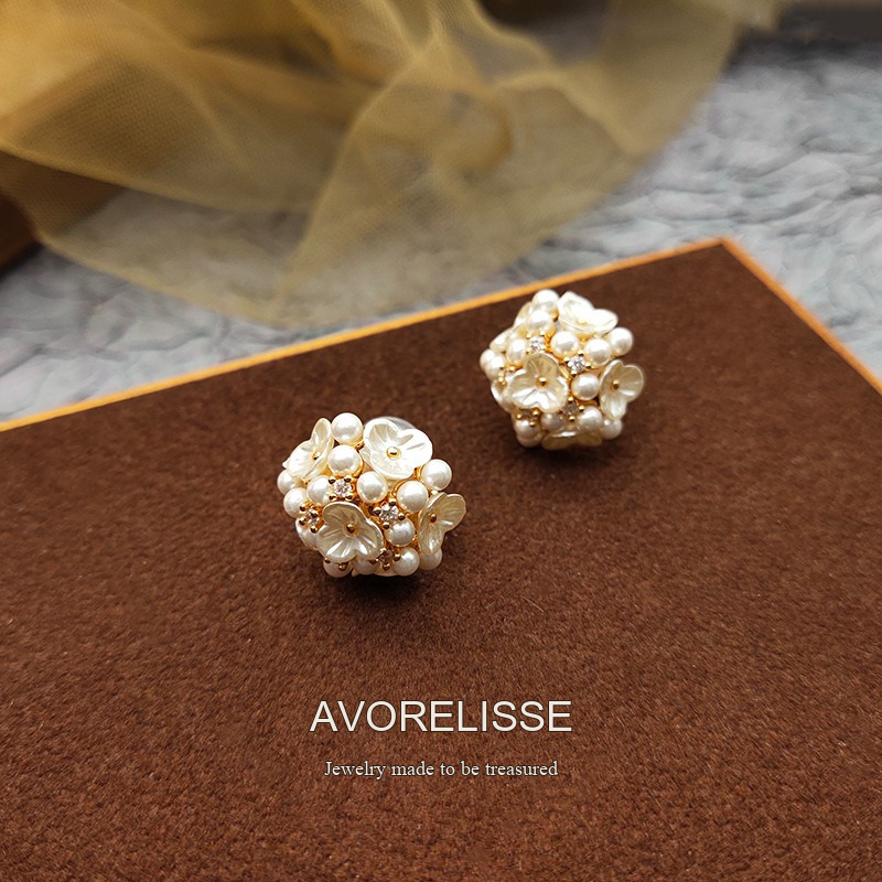 Élan Shell Pearl Clip-On Earrings product image 3