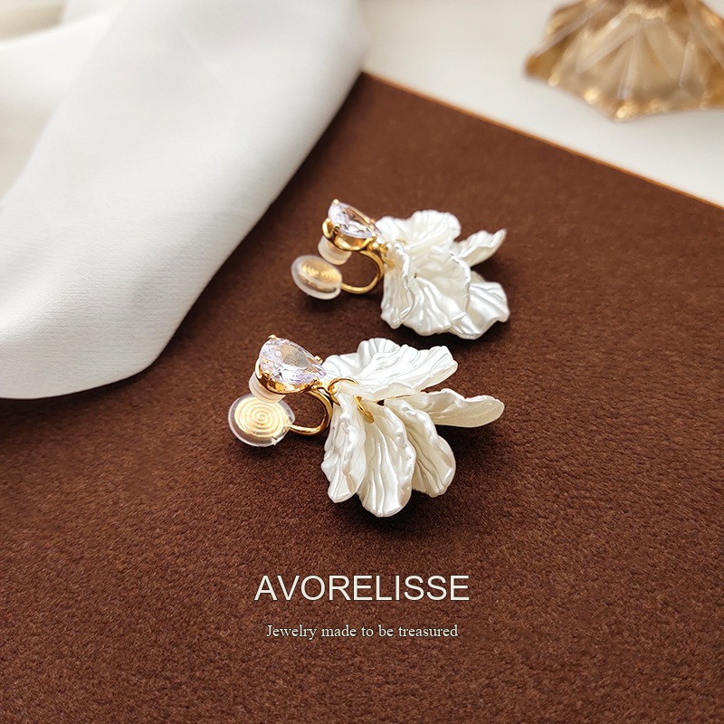 Amara Floral Leaf Clip-On Earrings product image 3