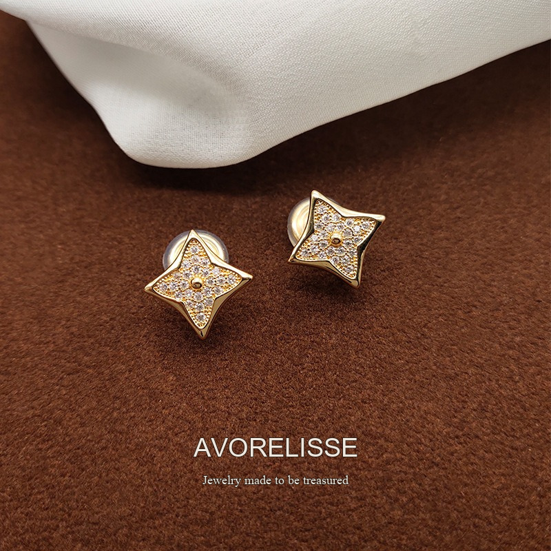 Lumière Clover Crystal Clip-On Earrings product image 4