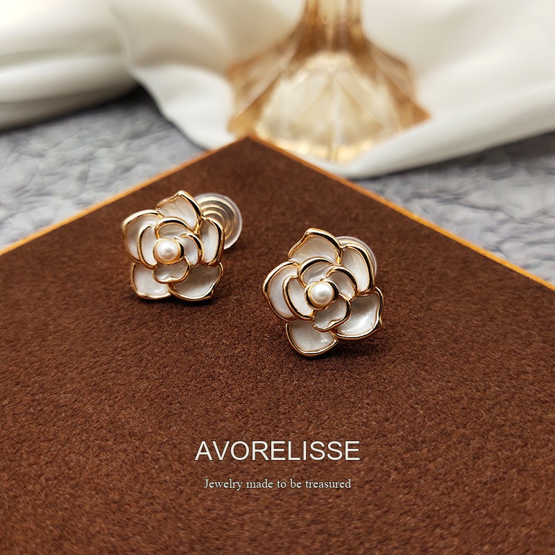 Lumière Floral Pearl Clip-On Earrings product image 3