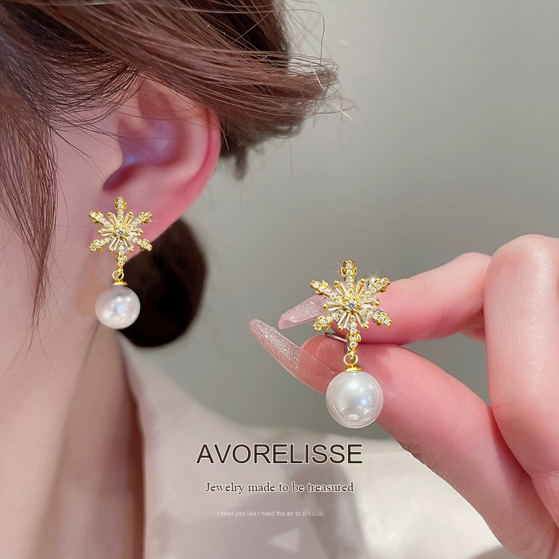 Lumière Pearl Star Clip-On Earrings product image 2