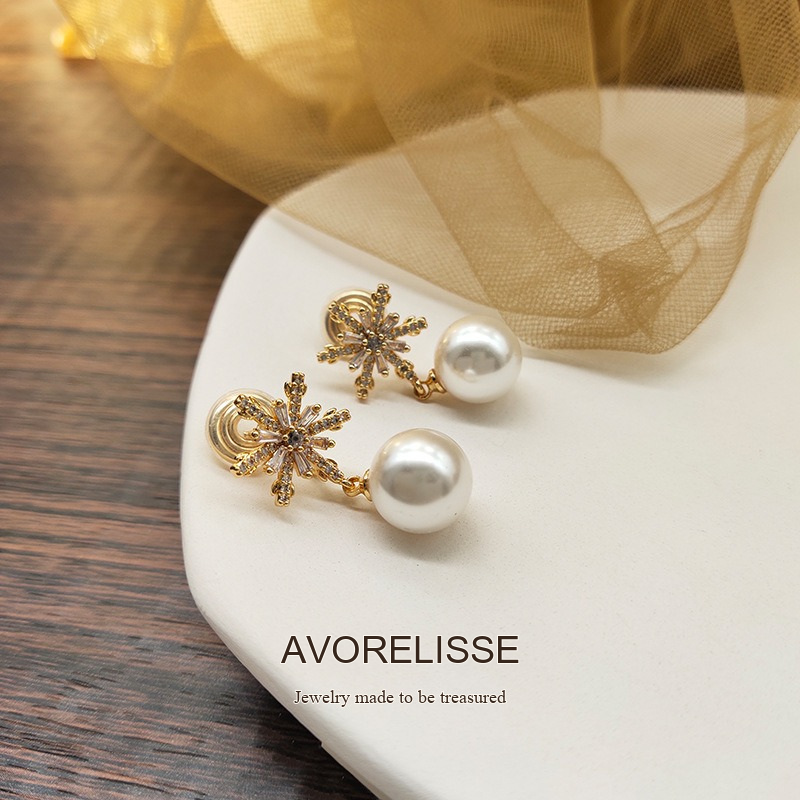Lumière Pearl Star Clip-On Earrings product image 3