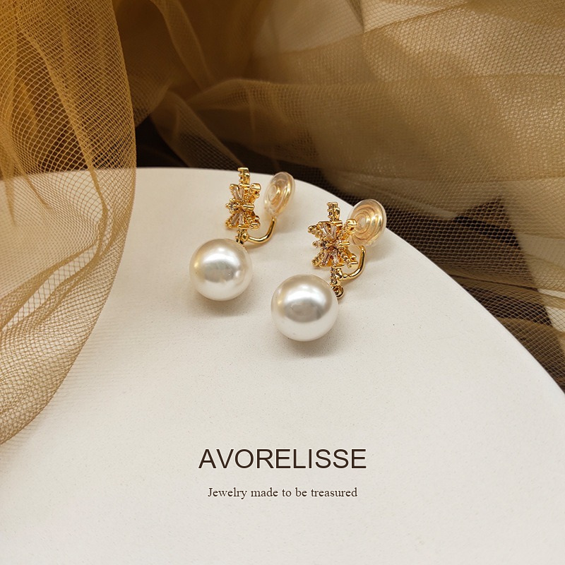 Lumière Pearl Star Clip-On Earrings product image 4