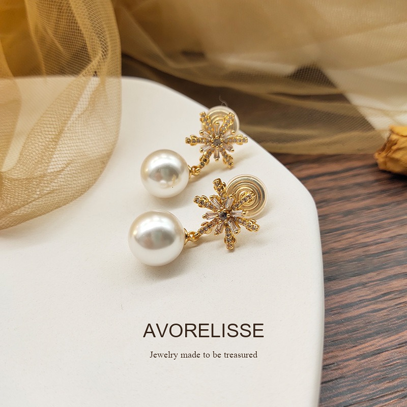 Lumière Pearl Star Clip-On Earrings product image 5