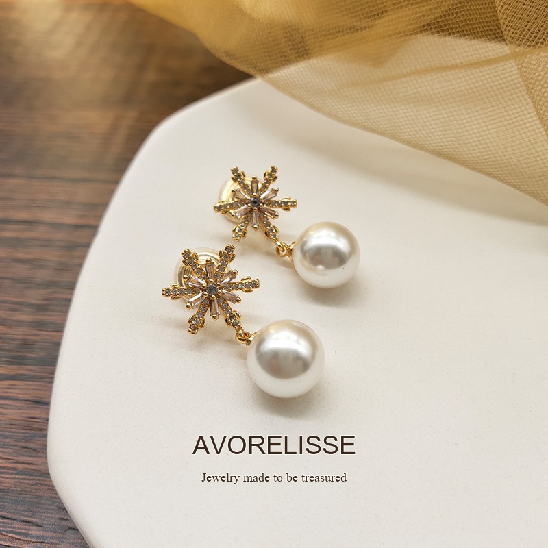 Lumière Pearl Star Clip-On Earrings product image 7