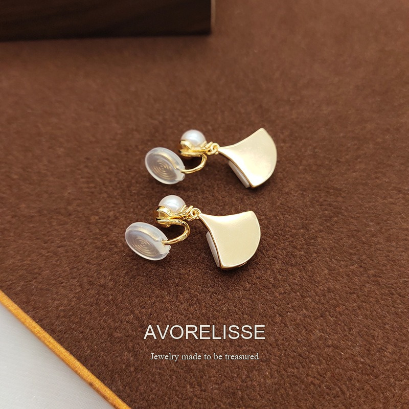 Amara Fan Shell Pearl Clip-On Earrings product image 3