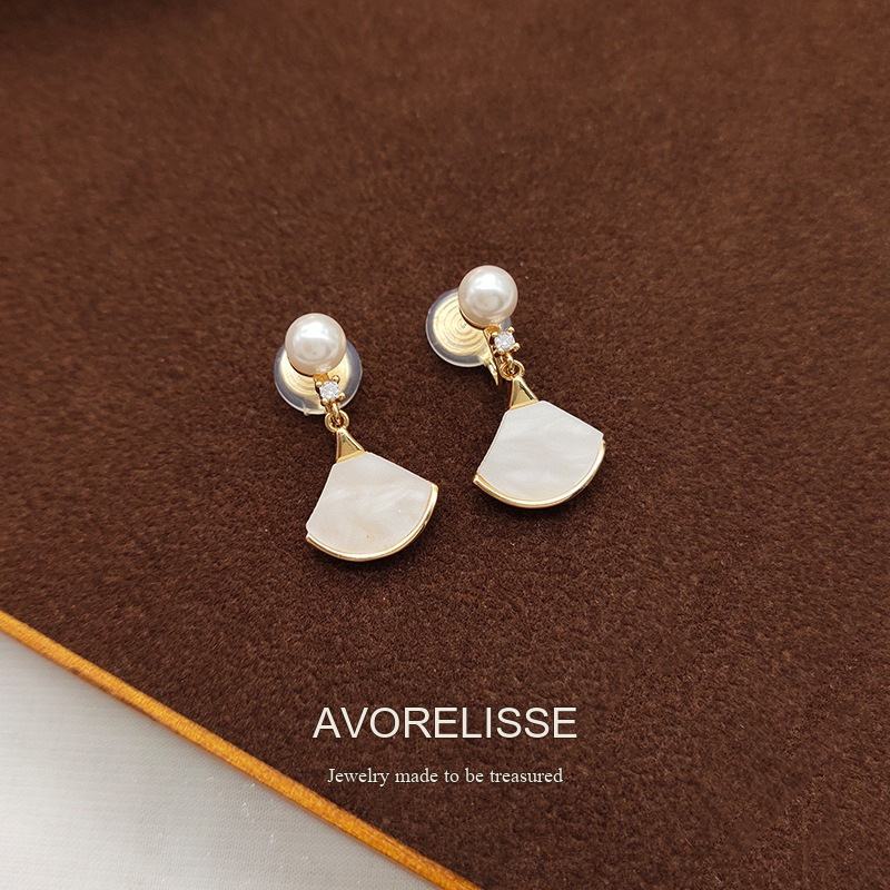 Amara Fan Shell Pearl Clip-On Earrings product image 7