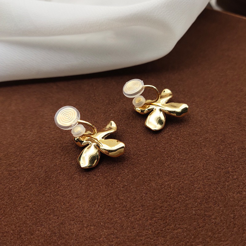 Seren Floral Pearl Clip-On Earrings — Edition 69 product image 4