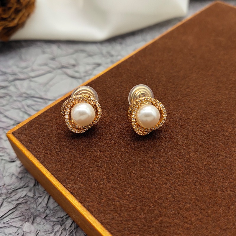 Seren Pearl Clip-On Earrings product image 5