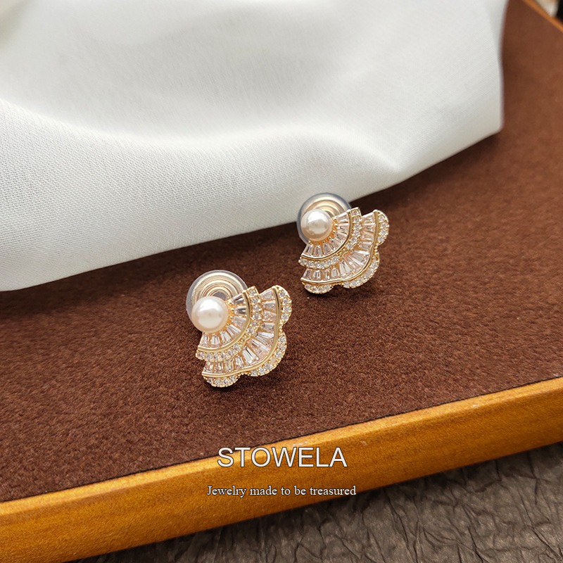 Noelle Fan Pearl Clip-On Earrings product image 3