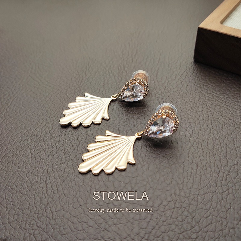 Amara Fan Shell Clip-On Earrings product image 3