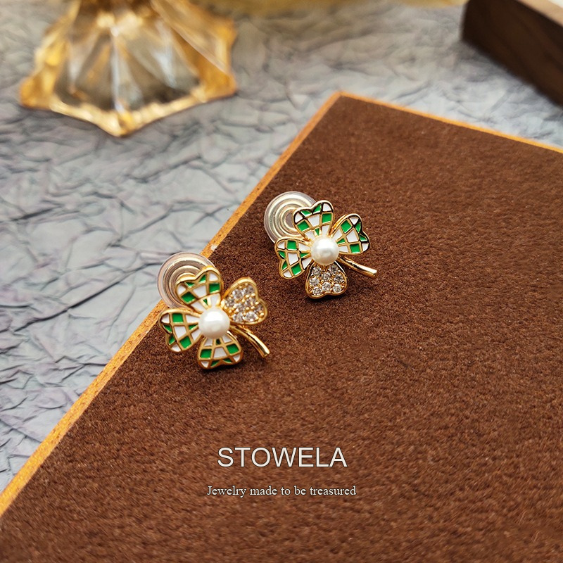 Aurelia Clover Clip-On Earrings product image 3
