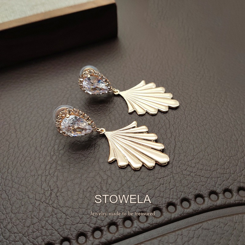 Amara Fan Shell Clip-On Earrings product image 5