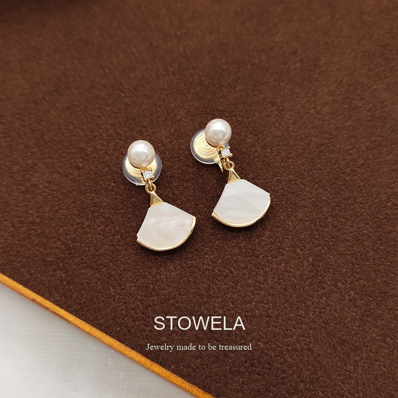 Amara Fan Shell Pearl Clip-On Earrings product image 7