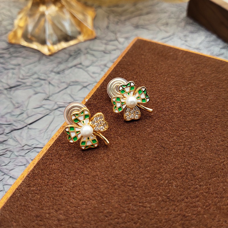 Aurelia Clover Clip-On Earrings product image 3