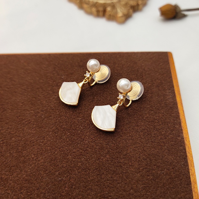 Amara Fan Shell Pearl Clip-On Earrings product image 5