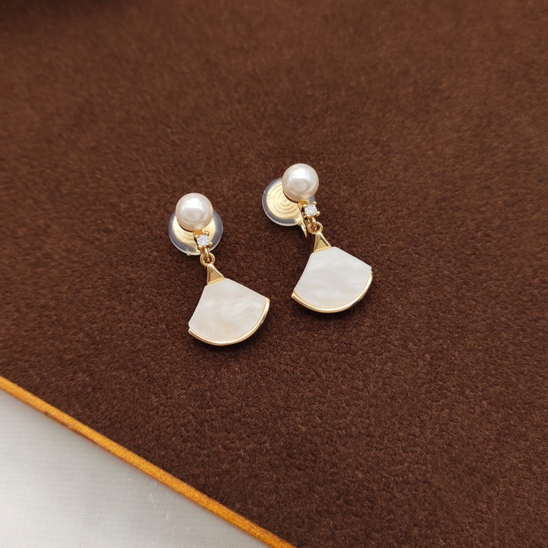 Amara Fan Shell Pearl Clip-On Earrings product image 7