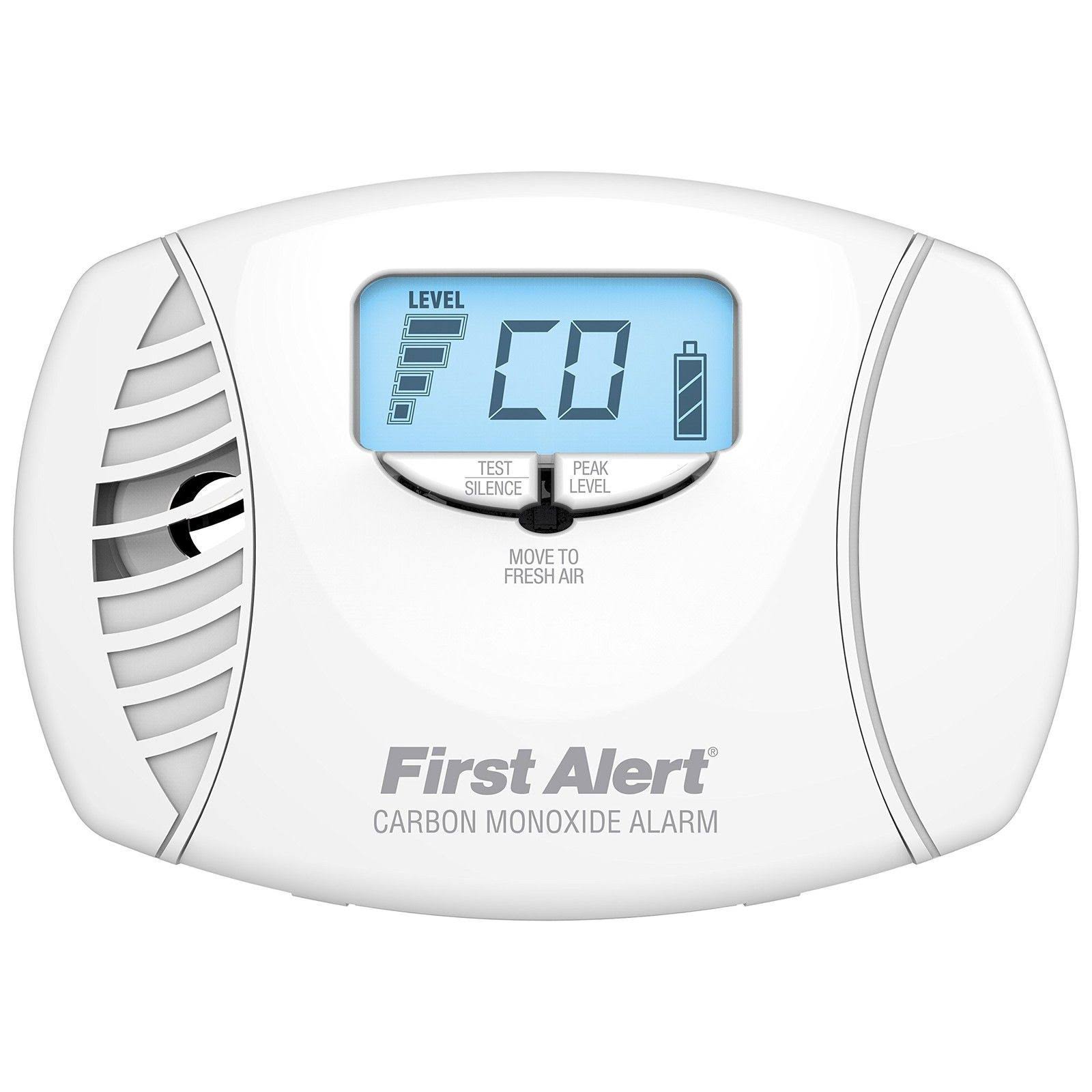 First Alert Co615 Plug-In Carbon Monoxide Alarm with Battery Backup and Backlit Digital Display