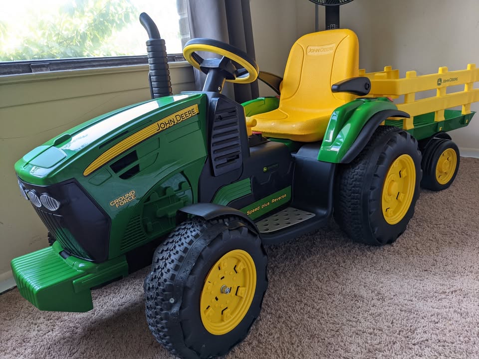 &middot; Peg Perego John Deere Ground Force Tractor with Traier