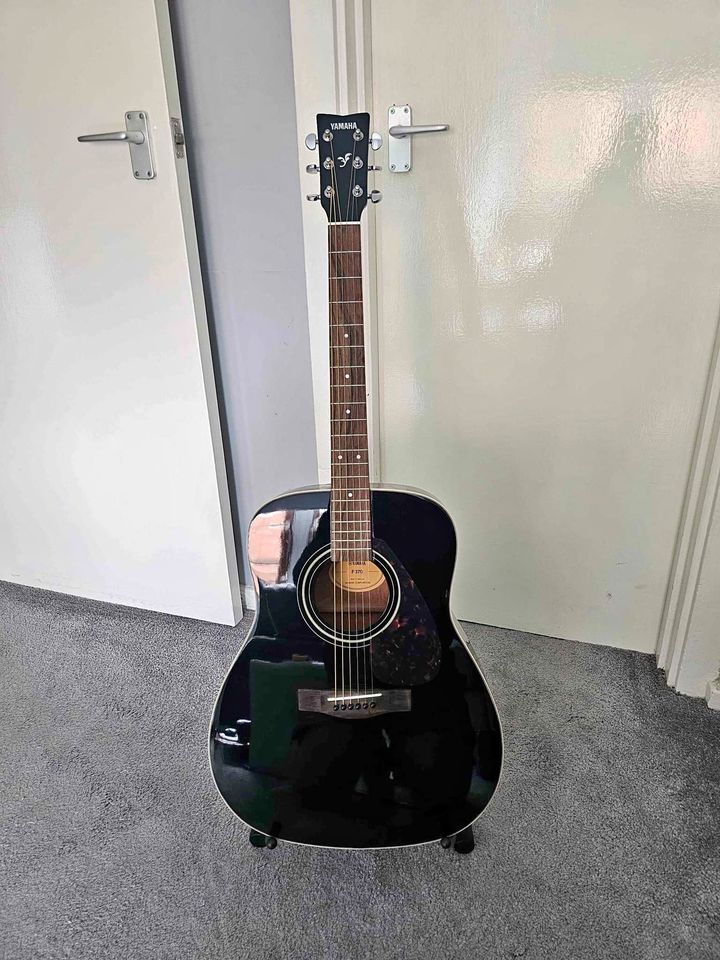 Yamaha F370 guitar