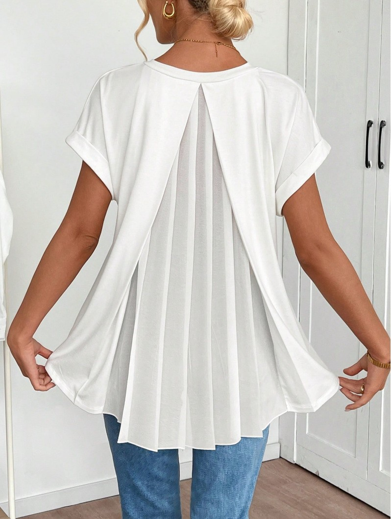 The Perfect Tee for Women Who Want Effortless Style and a Flattering Silhouette.