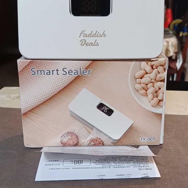 Customer photo - Unboxing white sealer with USB cable