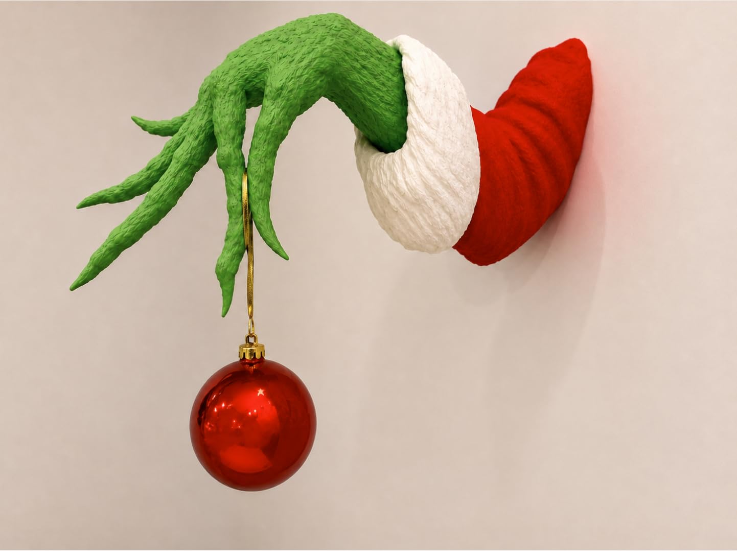 Grinch Christmas Ornament Hanger – Wall-Mounted Hand Organizer