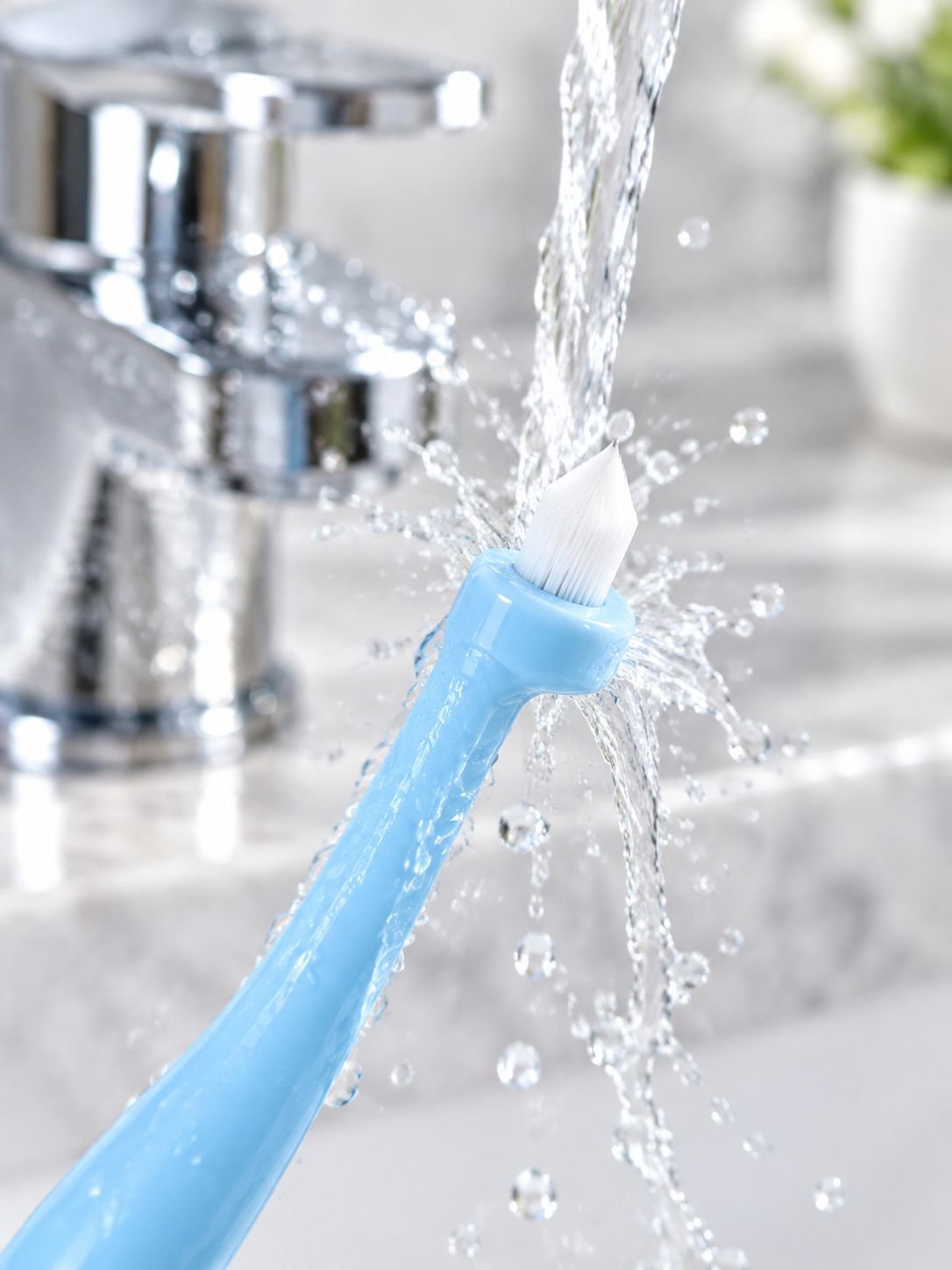 Single-tuft toothbrush head for precise cleaning around braces