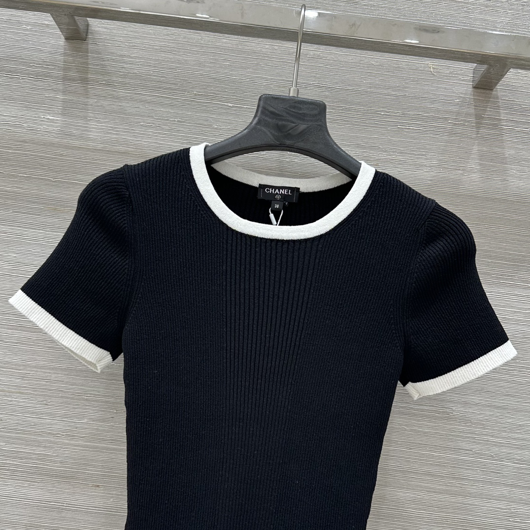 CHANE25SS colourblocked trim slim-fit knit top