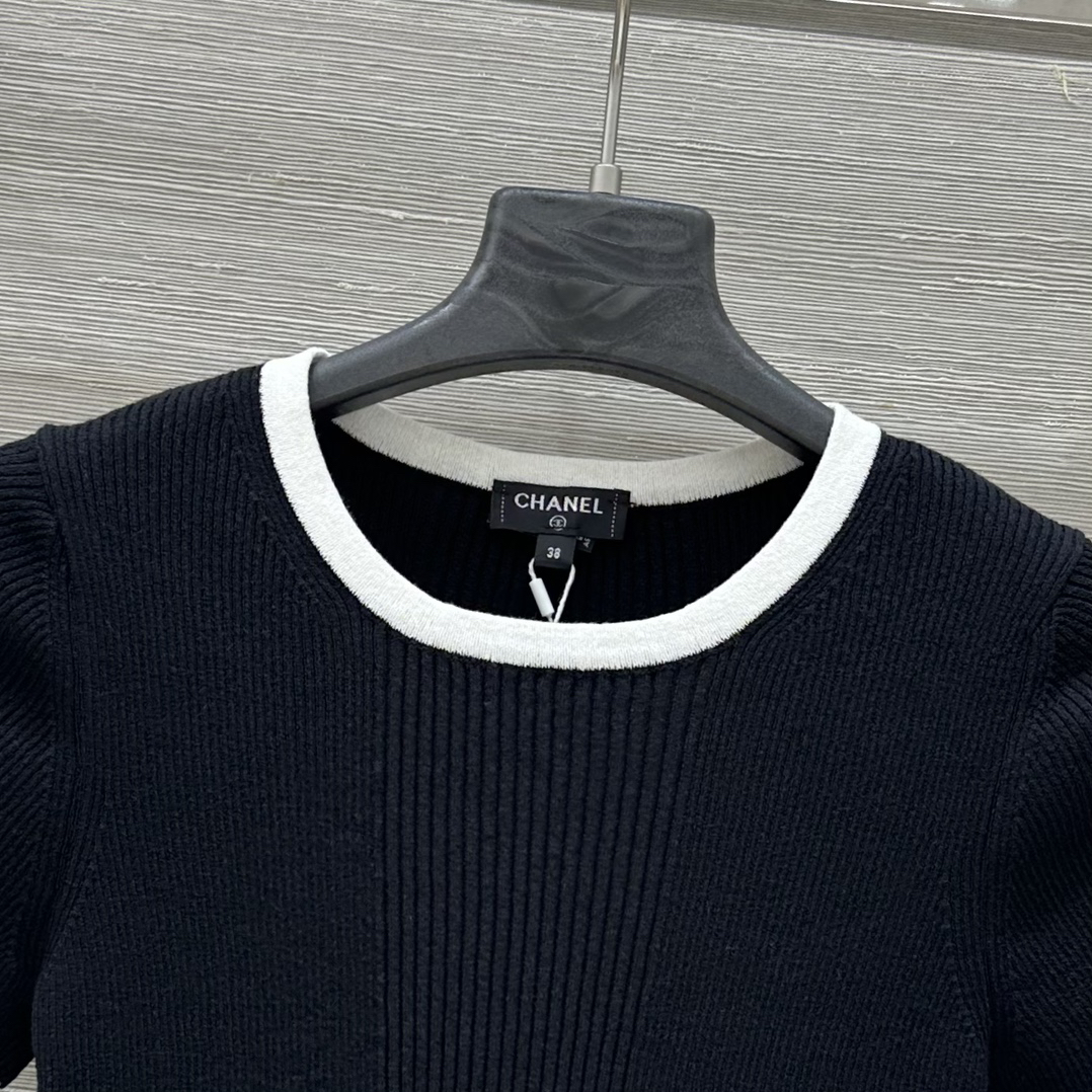 CHANE25SS colourblocked trim slim-fit knit top