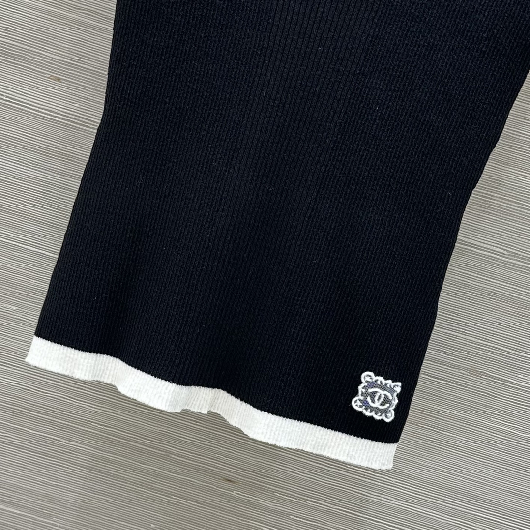 CHANE25SS colourblocked trim slim-fit knit top