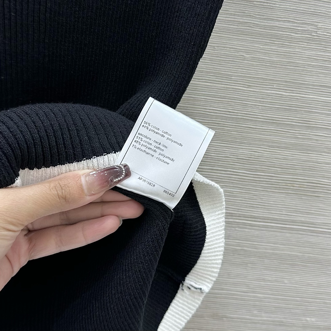 CHANE25SS colourblocked trim slim-fit knit top