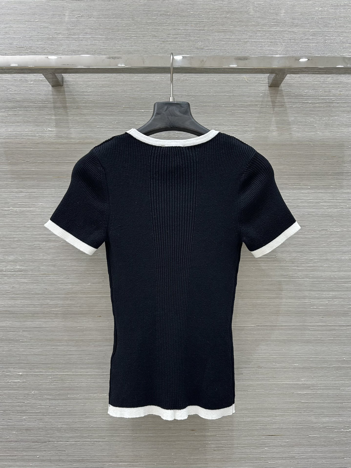 CHANE25SS colourblocked trim slim-fit knit top