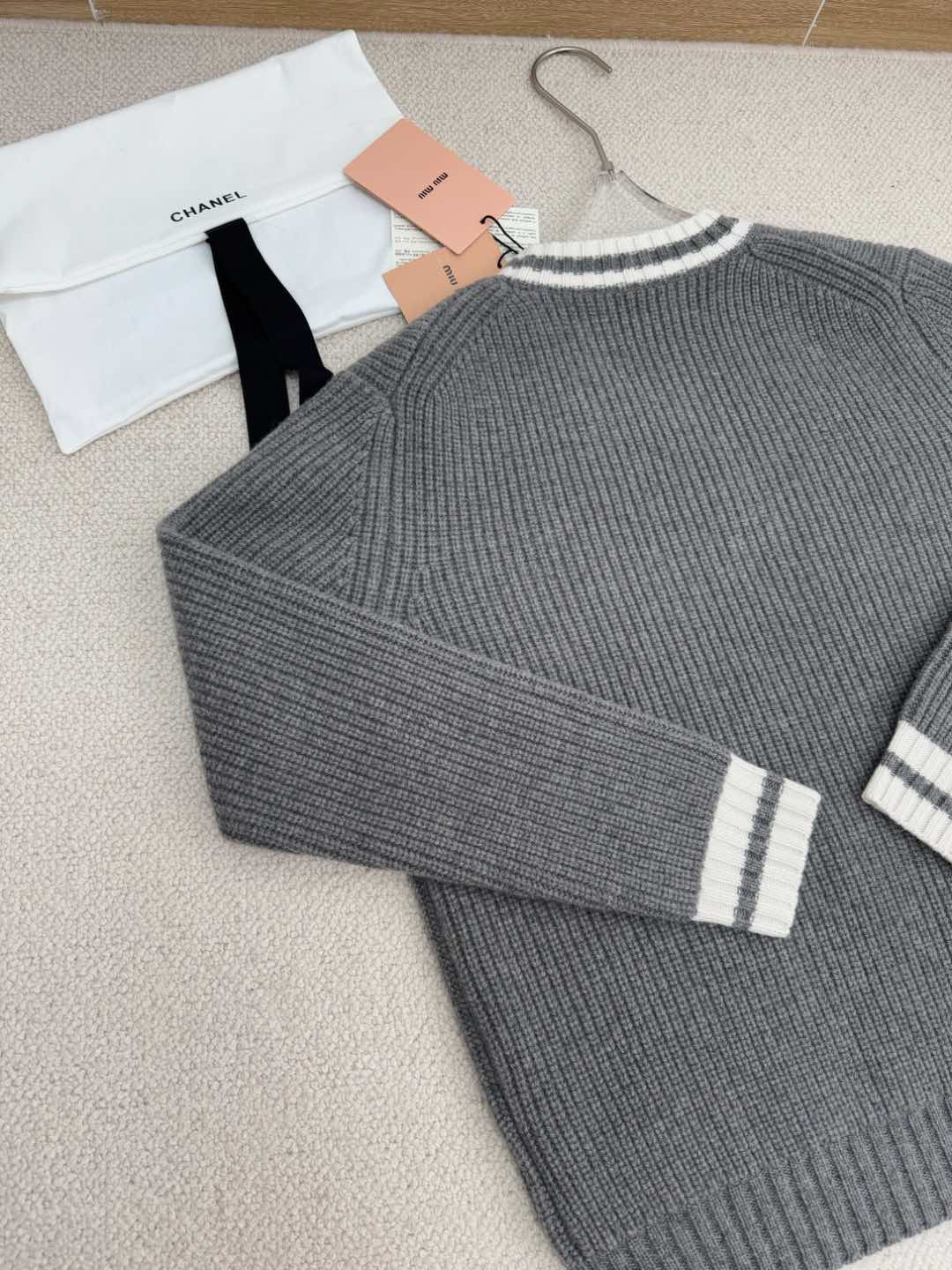 Miu25 New V-Neck White Trim Knit Sweater
