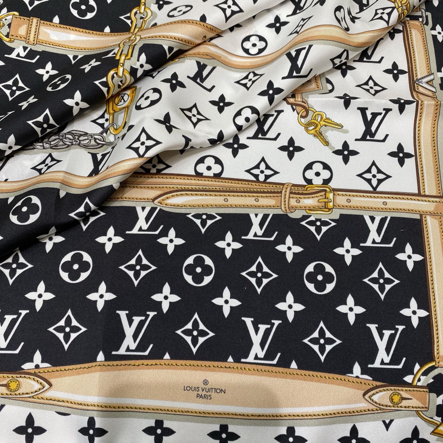 LU 90x90cm black and white colour block twill square scarf