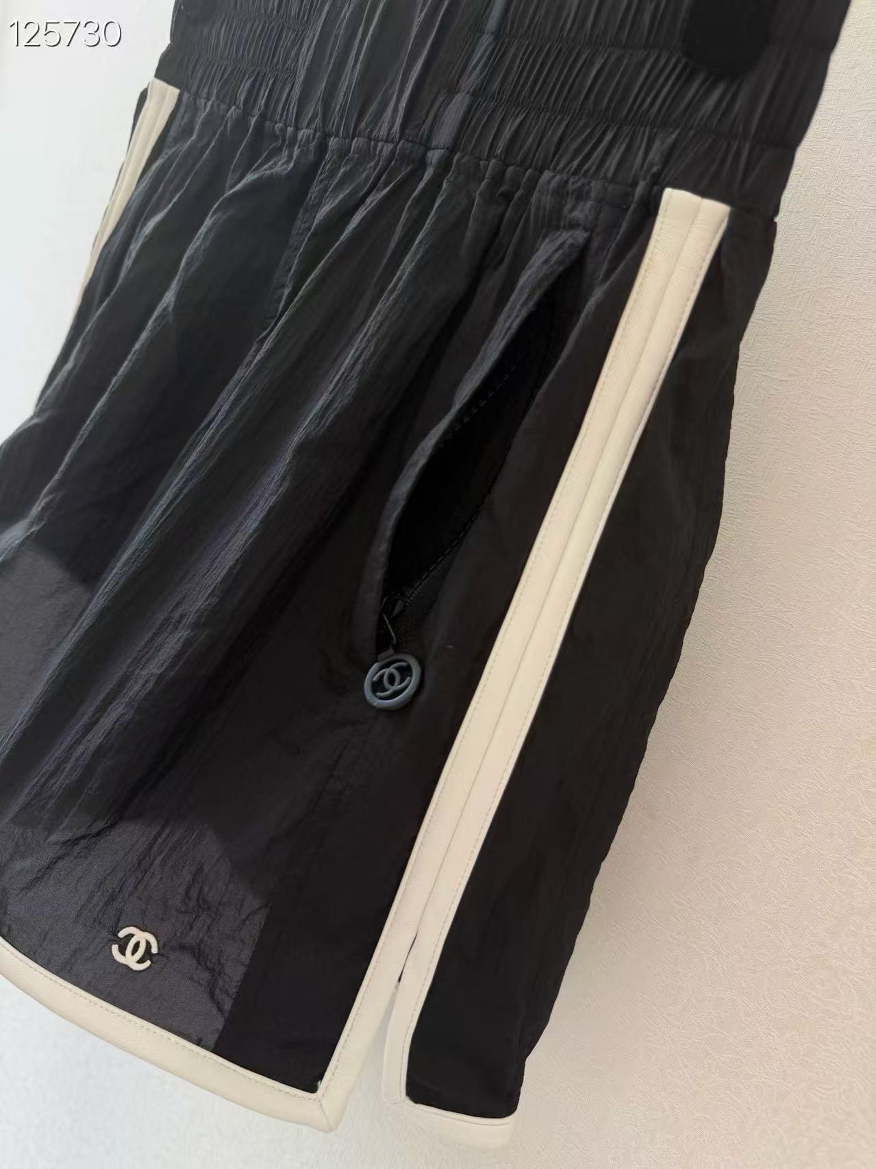 CC Black-and-White Contrast Elastic-Waist Sports Shorts