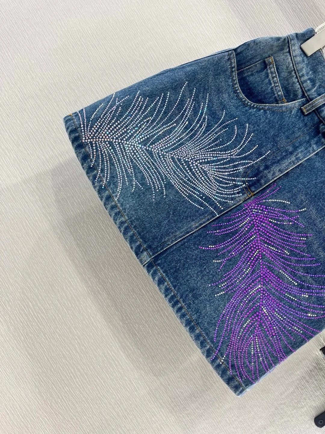 CHANE25SS feathered rhinestone denim half skirt
